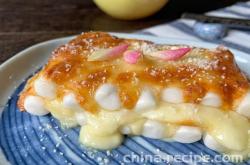 The preparation of brushed cheese rice cake