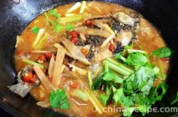 The recipe for Chongqing sour radish and crucian carp