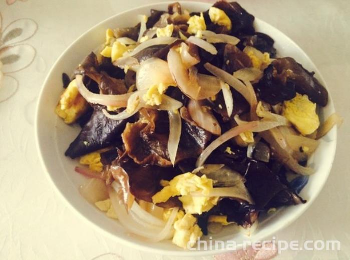 The method of stir frying eggs with onions and black fungus