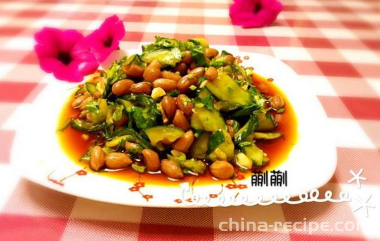 How to mix Spiced peanuts with cucumber