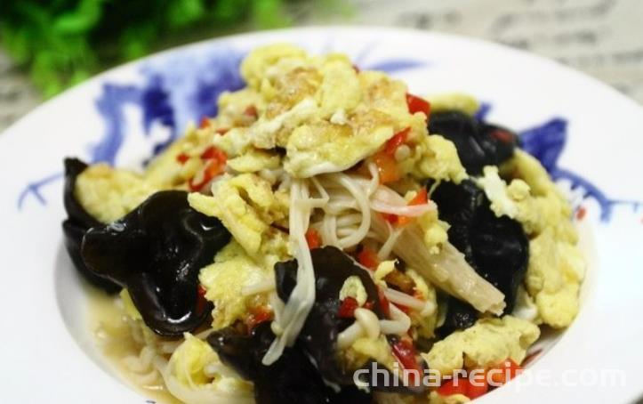 The recipe for stir fried eggs with black mushrooms