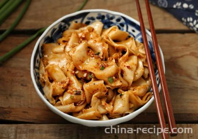 The method of splashing oil on noodles