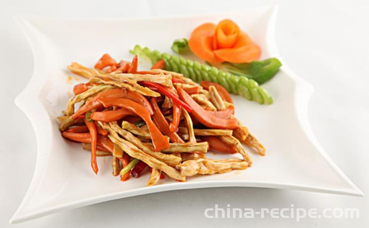 The recipe for stir frying three shreds of squid