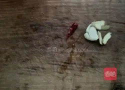 芹菜炒金针菇的做法图解1