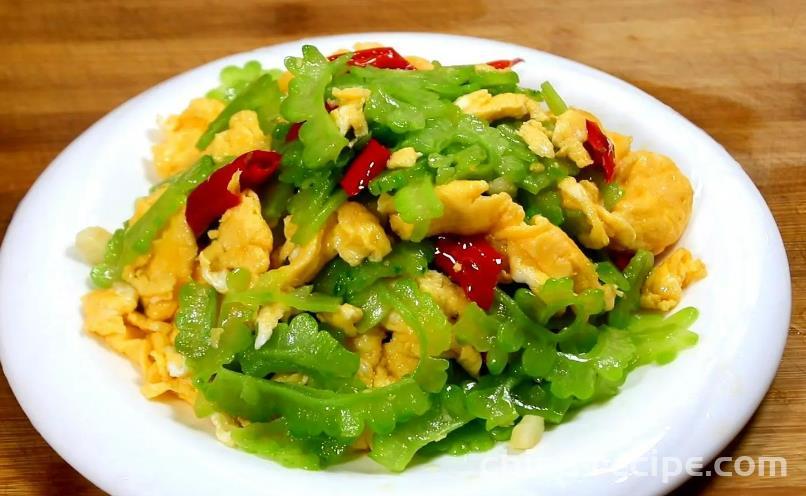 The method of stir frying eggs with two colored bitter melon