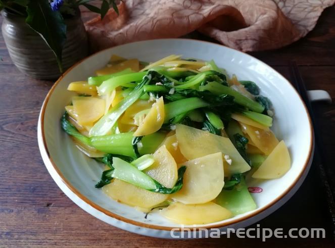 The method of stir frying potato slices with rapeseed