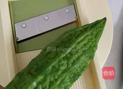 双色苦瓜炒鸡蛋的做法图解1