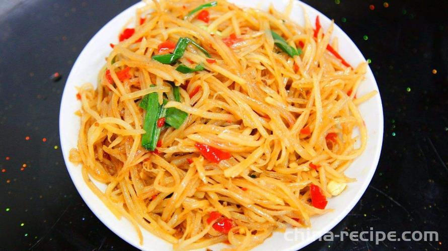 The method of stir frying shredded potatoes with pickled chili peppers