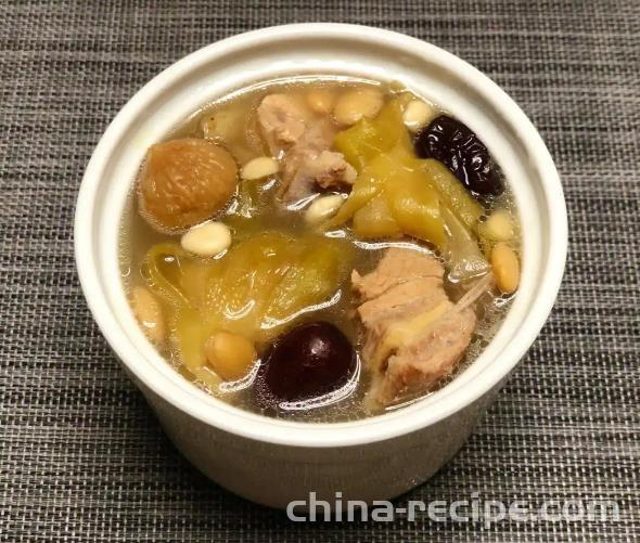 The method of making flower glue jade bamboo pork rib soup