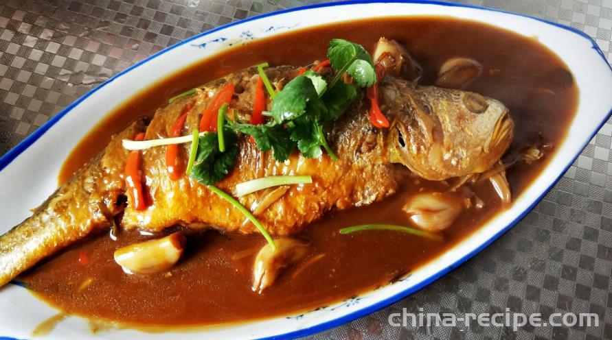 The recipe for Sichuan style home cooked yellow croaker