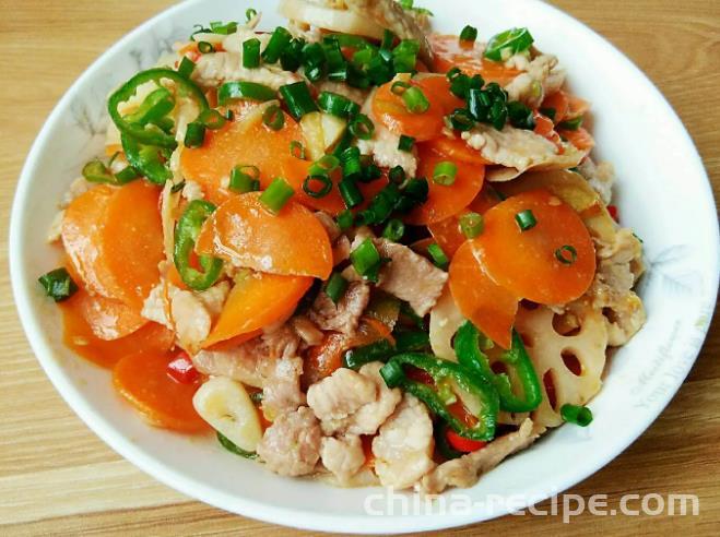 The method of stir frying meat with carrot and lotus root slices