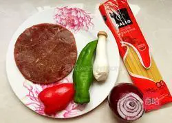 黑椒牛排炒意面的做法图解1