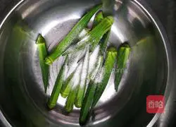 秋葵炒鸡骨的做法图解1