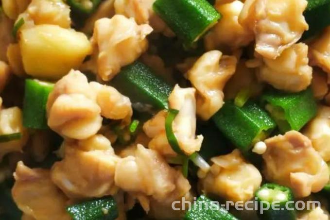 The recipe for stir frying chicken bones with okra