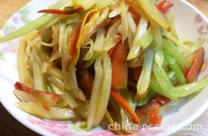 The method of stir frying celery and potatoes in vegetarianism