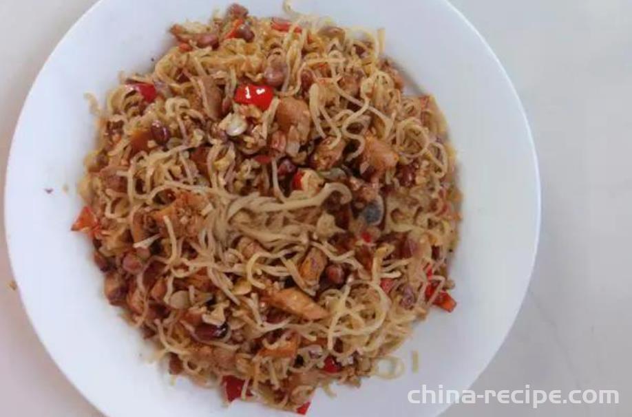 The method of braising vermicelli with peanut chicken cubes