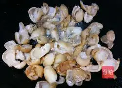 猪肝炒肥肠的做法图解1
