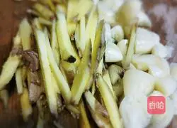 猪肝炒肥肠的做法图解2