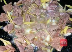 猪肝炒肥肠的做法图解4