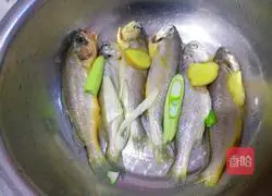 香煎黄花鱼的做法图解7