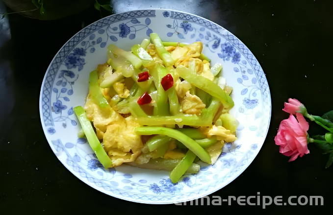 The method of stir frying eggs with watermelon rind