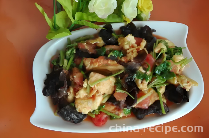The method of stir frying eggs with tomato and fungus