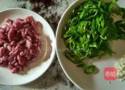 尖椒炒肉的做法图解1