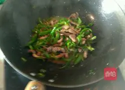 尖椒炒肉的做法图解3