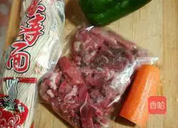 青椒肉丝炒面的做法图解1