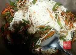 青椒肉丝炒面的做法图解9