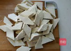 鱼头炖豆腐的做法图解2