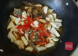 鱼头炖豆腐的做法图解7