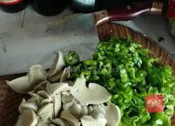 青椒炒面筋的做法图解2
