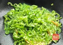 青椒炒面筋的做法图解4