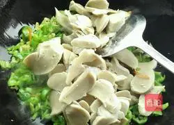 青椒炒面筋的做法图解5