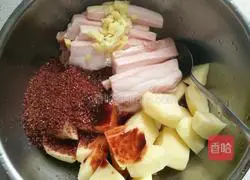 腐乳粉蒸肉的做法图解3