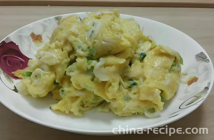 The recipe for stir frying eggs with silver fish