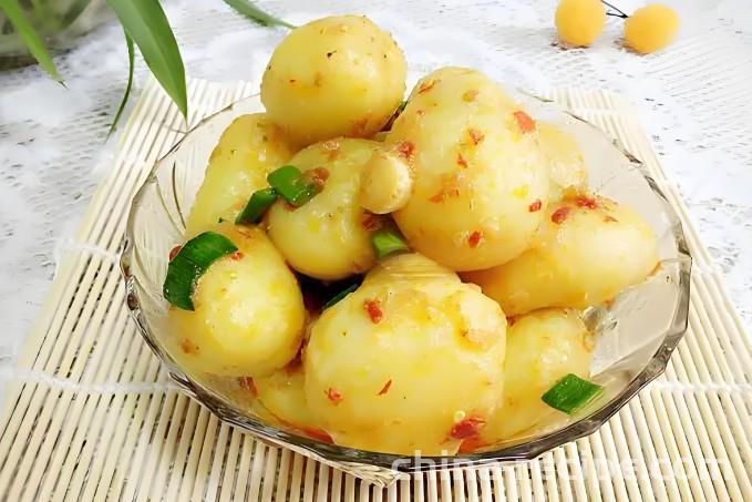 The method of braised small potatoes
