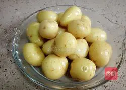 红烧小土豆的做法图解1