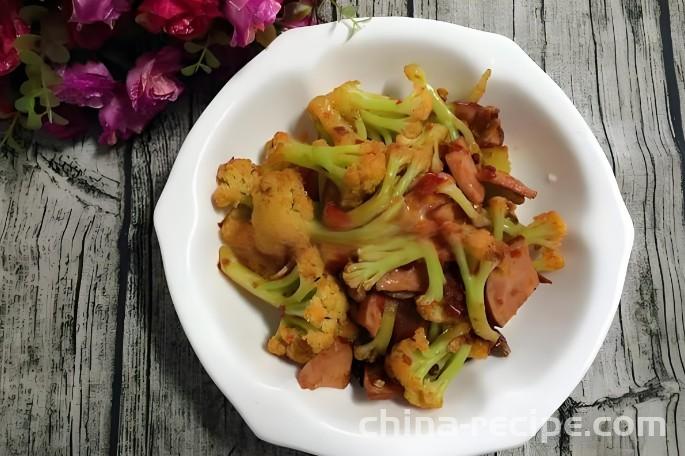 The method of stir frying cauliflower with sausage