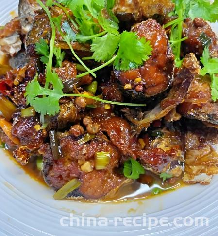 The method of braised mackerel
