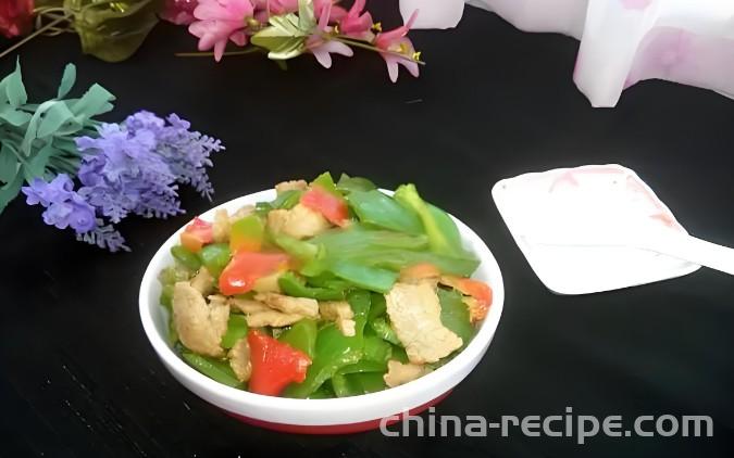 The method of stir frying green peppers with sliced meat