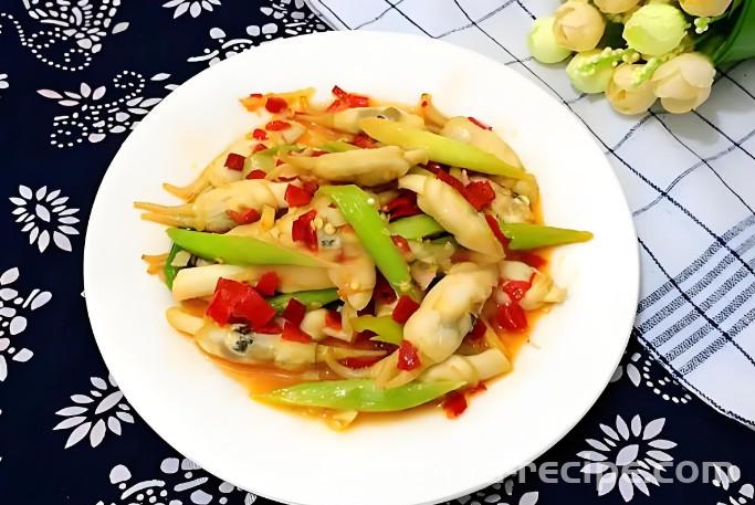 The method of stir frying razor clams with chili peppers
