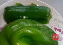 肉片炒青椒的做法图解1