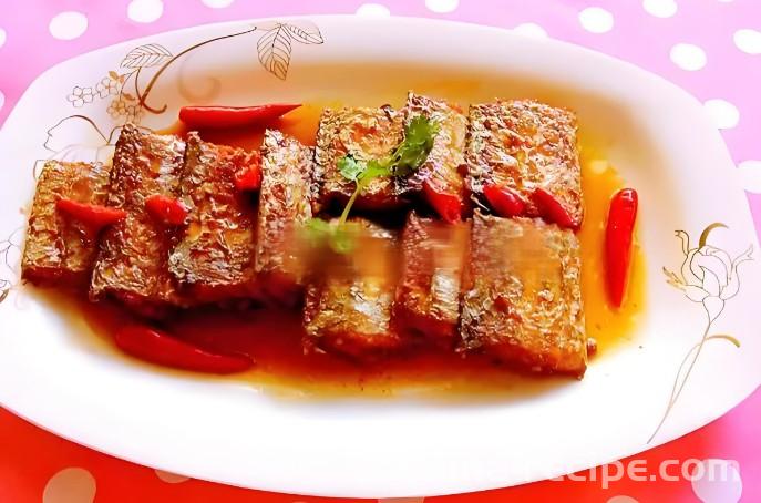 The recipe for home cooked braised fish with hairtail