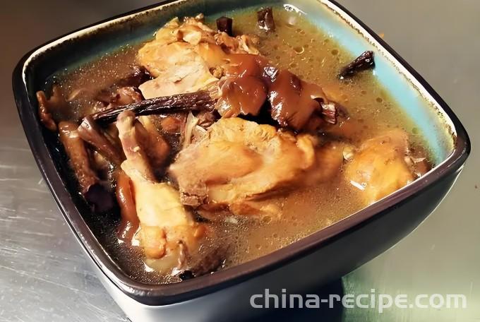 The method of stewing mushrooms with chicken