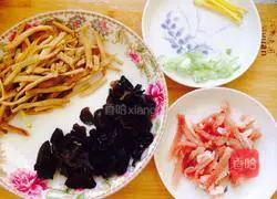 黄花菜木耳炒肉丝的做法图解2