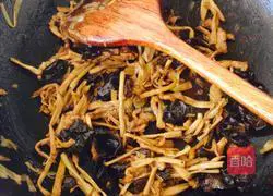 黄花菜木耳炒肉丝的做法图解6