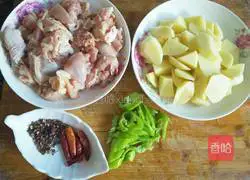 土豆炖鸡块的做法图解1
