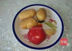 西红柿炒土豆的做法图解1